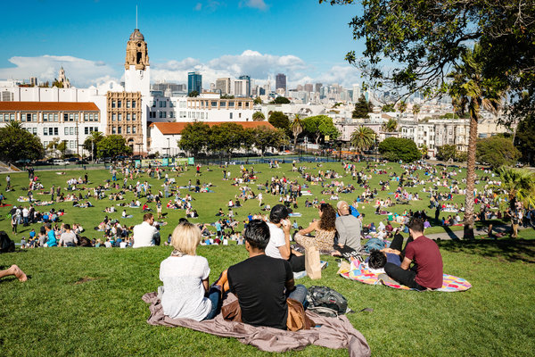 多洛雷斯公园(Dolores Park)，最近又增设了几个网球场和6英亩的草坪。 