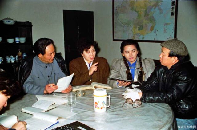李前宽（右）、肖桂云（左二）在拍摄《开国大典》期间为演员说戏。（图片来源：长影集团官方微博）.jpg