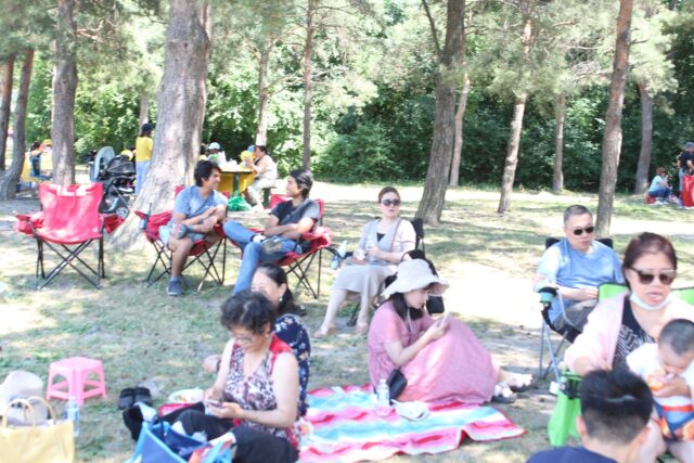 A group of people sitting in chairs Description automatically generated with medium confidence