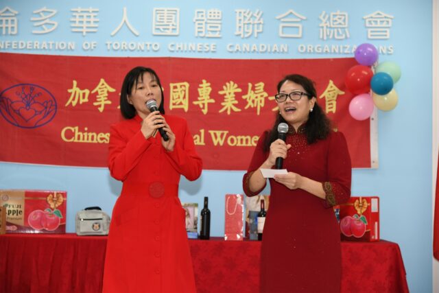 A couple of women holding microphones

Description automatically generated with low confidence