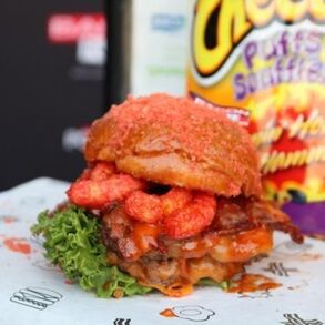 Flaming Hot Cheetos Smashburger (图片来源：theex.com)