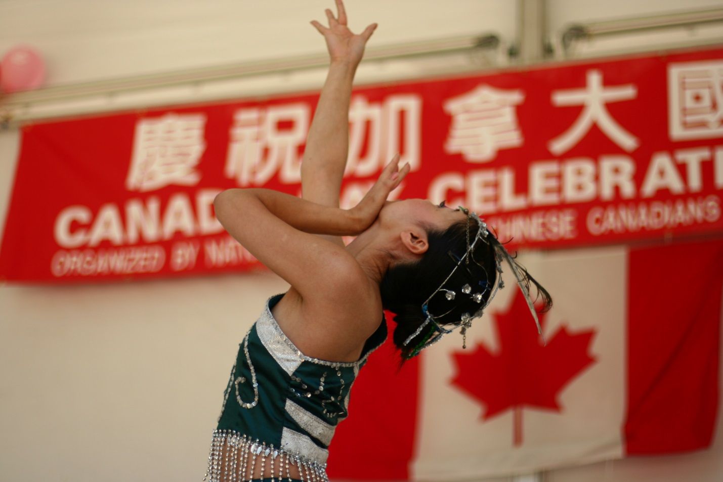 https://upload.wikimedia.org/wikipedia/commons/f/fc/Canada_Day_Celebrations_in_Toronto%2C_organized_by_the_National_Congress_of_Chinese_Canadians.jpg