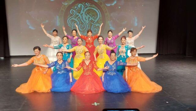图片包含 跳舞, 小孩, 运动, 桌子 AI 生成的内容可能不正确。