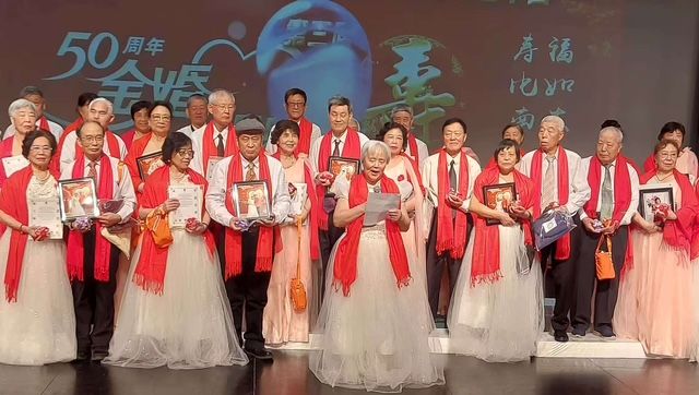 一群穿着民族服装的人 AI 生成的内容可能不正确。