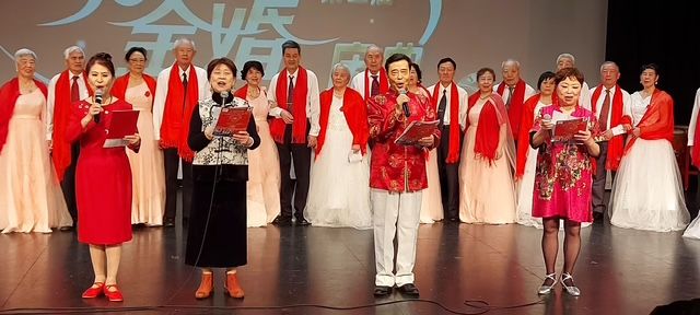 一群穿着民族服装的人 AI 生成的内容可能不正确。