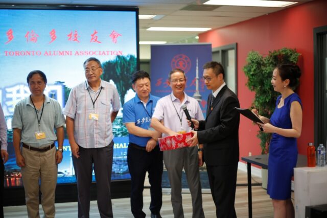 A group of people standing in a room

AI-generated content may be incorrect.