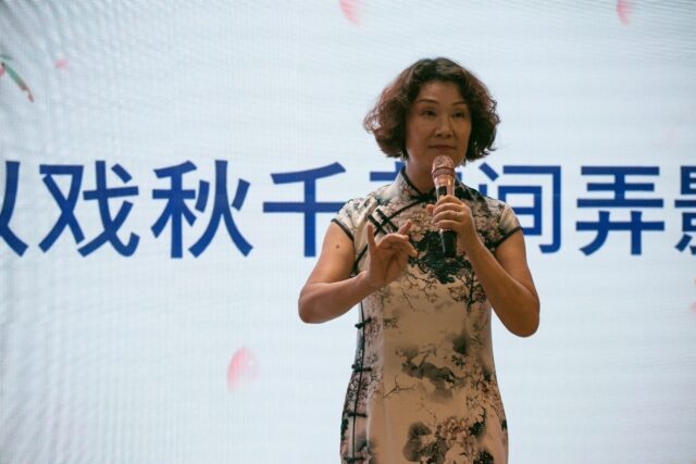 A person holding a small object

AI-generated content may be incorrect.