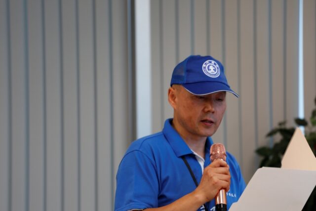 A person wearing a blue cap and holding a microphone

AI-generated content may be incorrect.