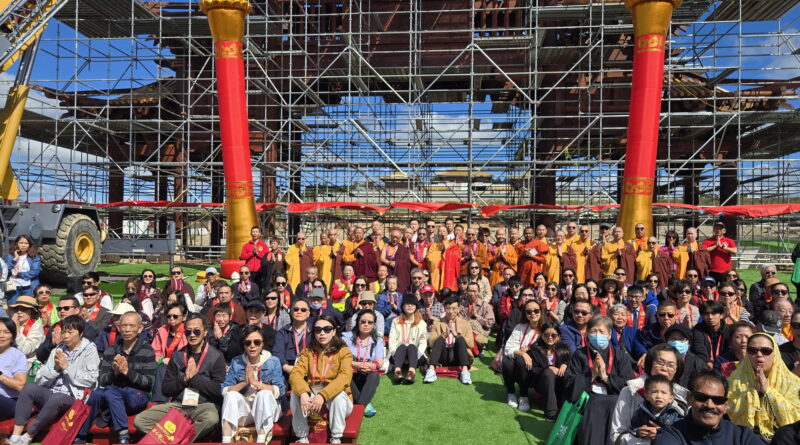 加国五台山大牌楼升梁现场