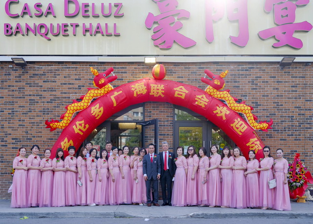 多伦多广海联合会109周年庆典在士嘉堡豪门宴隆重举行，嘉宾与礼仪团队合影留念