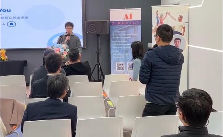 一群人在看电脑 描述已自动生成