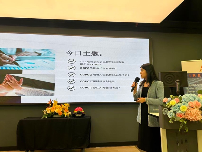 桌子上放着许多花 中度可信度描述已自动生成