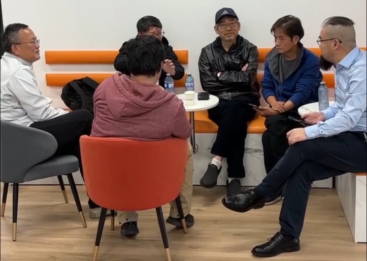 一群人站在椅子上 描述已自动生成