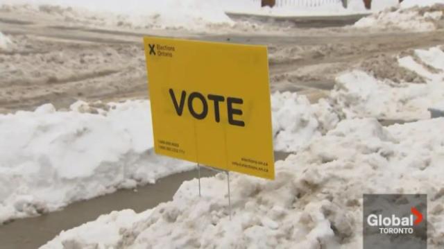 Icy stairs and snow bank signs: campaigning in Ontario's winter election |  Globalnews.ca