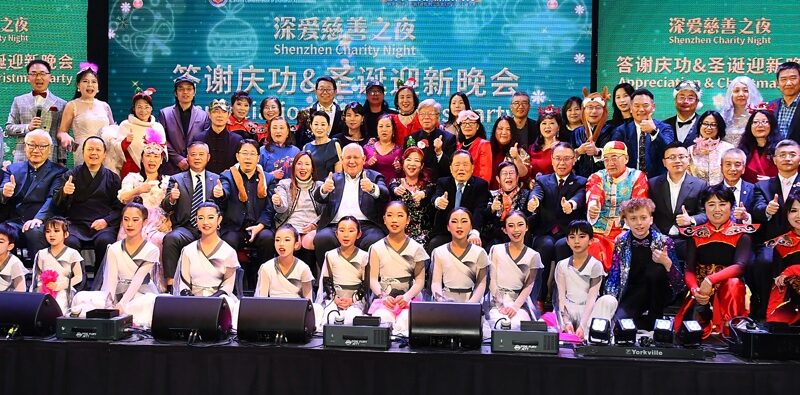 一群人站在台上 AI 生成的内容可能不正确。