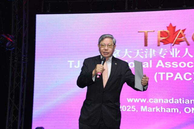 穿着西装笔挺的男子与配字 AI 生成的内容可能不正确。